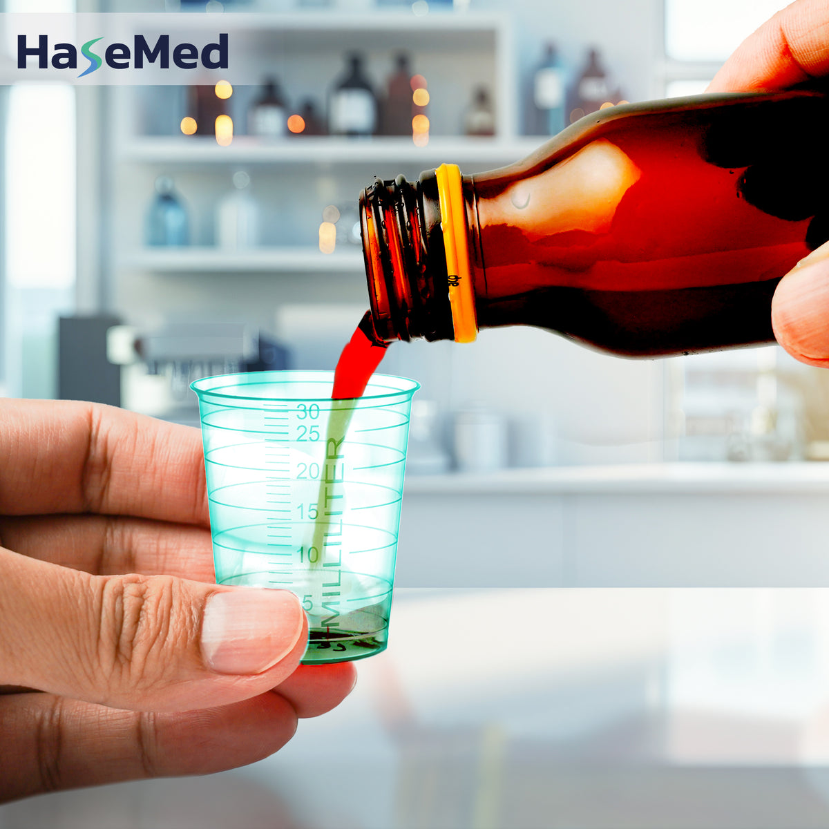 HaseMed Medizinbecher mit 30 ml in der Farbe Grün bei der Anwendung; Verkauf als 80 Becher einer Farbe ohne Deckel. Flüssigkeit und Flasche nicht enthalten.