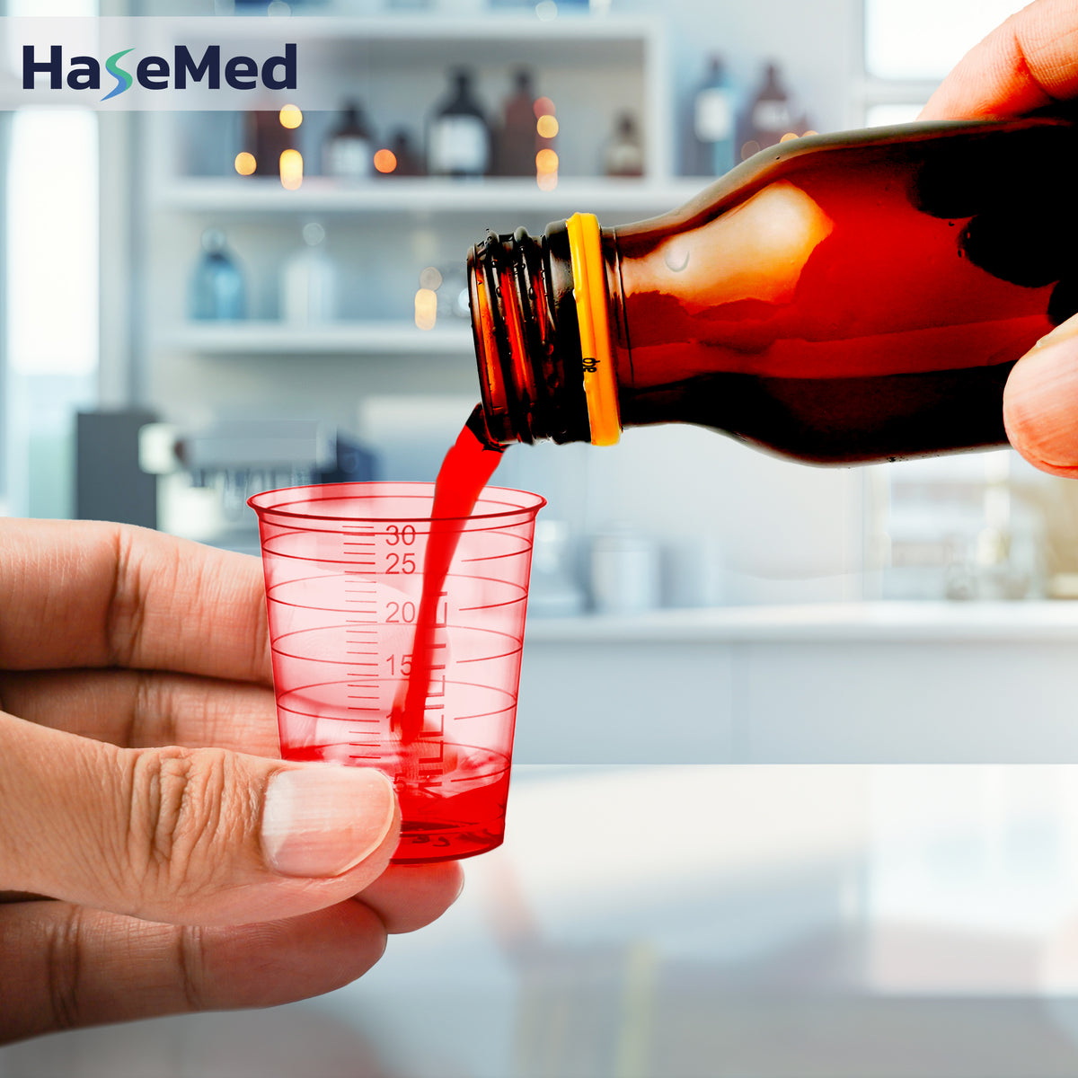 HaseMed Medizinbecher mit 30 ml in der Farbe Rot bei der Anwendung; Verkauf als 80 Becher einer Farbe ohne Deckel. Flüssigkeit und Flasche nicht enthalten.