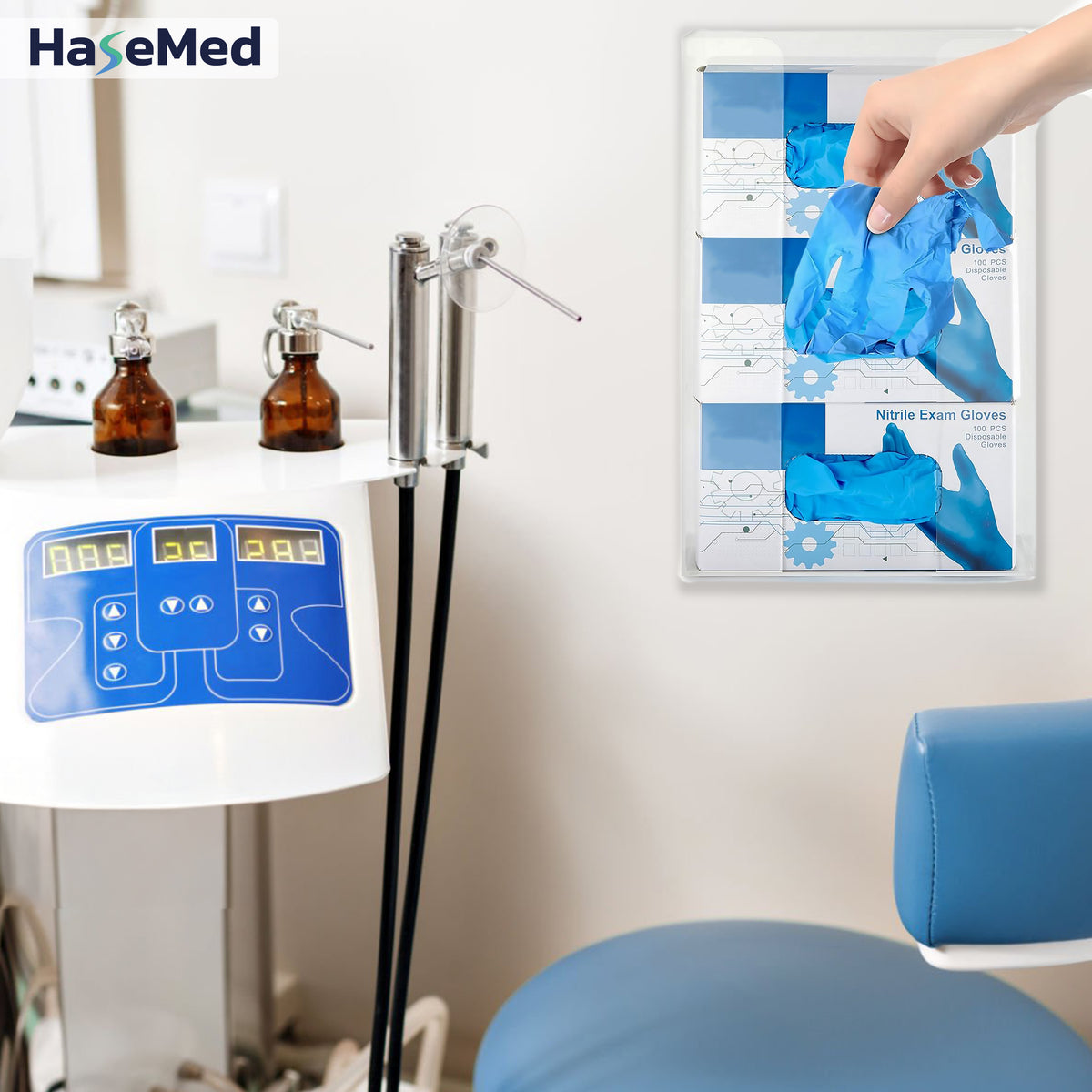 HaseMed HAS-35 Acrylhalter mit Feder für drei Handschuhboxen, bei der Handschuhentnahme dargestellt. Geliefert wird ein Halter. Handschuhe und Boxen sind nicht enthalten.