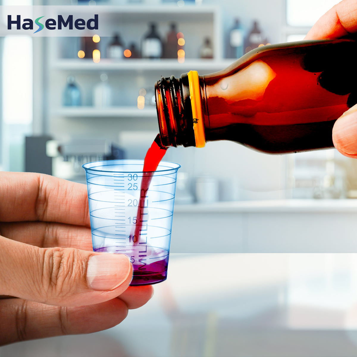 HaseMed Medizinbecher mit 30 ml in der Farbe Blau bei der Anwendung; Verkauf als 80 Becher einer Farbe ohne Deckel. Flüssigkeit und Flasche nicht enthalten.