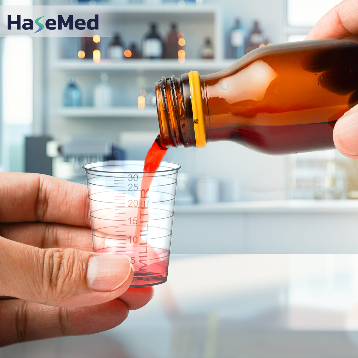 HaseMed Medizinbecher mit 30 ml in der Farbe Transparent bei der Anwendung; Verkauf als 80 Becher einer Farbe ohne Deckel. Flüssigkeit und Flasche nicht enthalten.